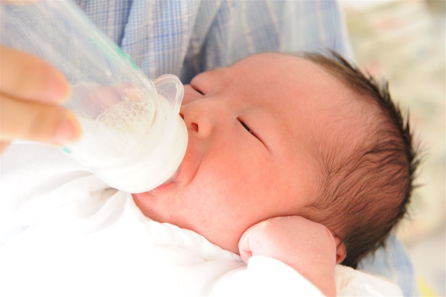 子育て 生後１ヶ月の赤ちゃんのミルクの量と母乳の考え方 Mamap